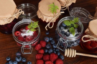 yaban mersini ve ahududu kavanoz kış çayı için