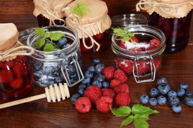 yaban mersini ve ahududu kavanoz kış çayı için