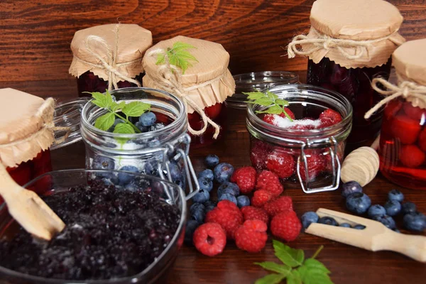 Arándanos dulces y frambuesas en frascos para el invierno — Foto de Stock