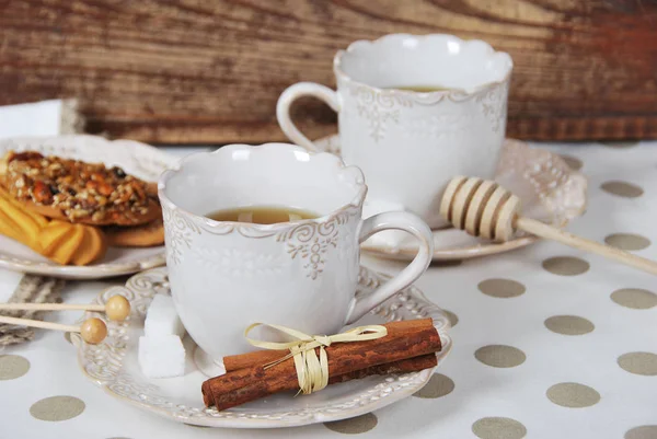 Savoureux petits pains frais avec le thé de mamie dans une tasse rétro — Photo