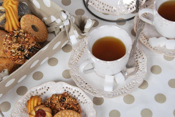 Savoureux petits pains frais avec le thé de mamie dans une tasse rétro — Photo