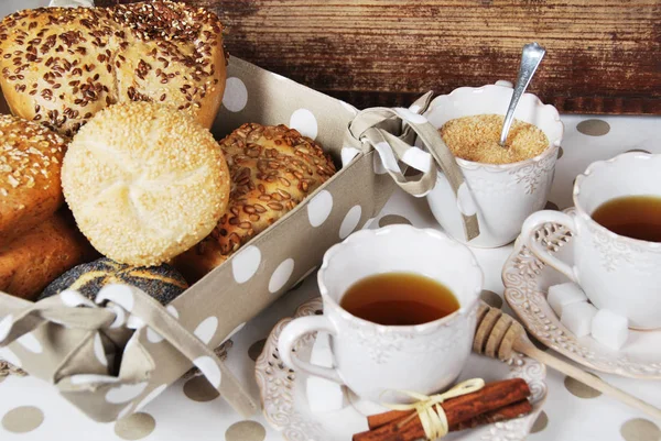 Pães frescos saborosos com chá de vovó em uma xícara retro — Fotografia de Stock