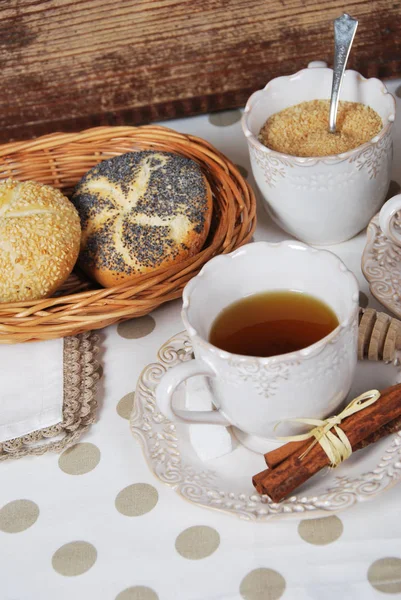 Pães frescos saborosos com chá de vovó em uma xícara retro — Fotografia de Stock