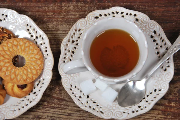 Leckere frische Brötchen mit Omas Tee im Retro-Becher — Stockfoto