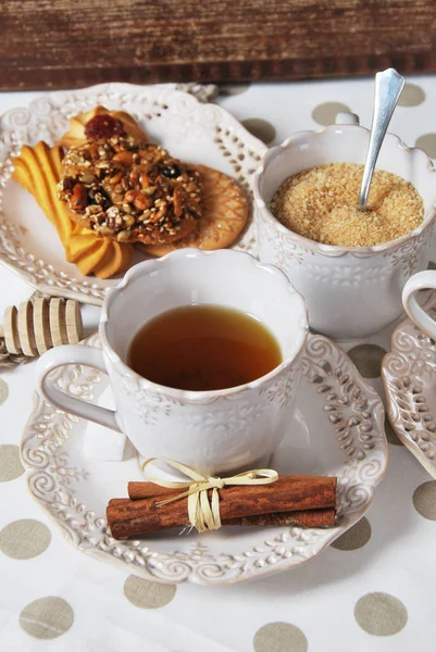Chutné čerstvé housky s Babiččin čaj v retro cup — Stock fotografie