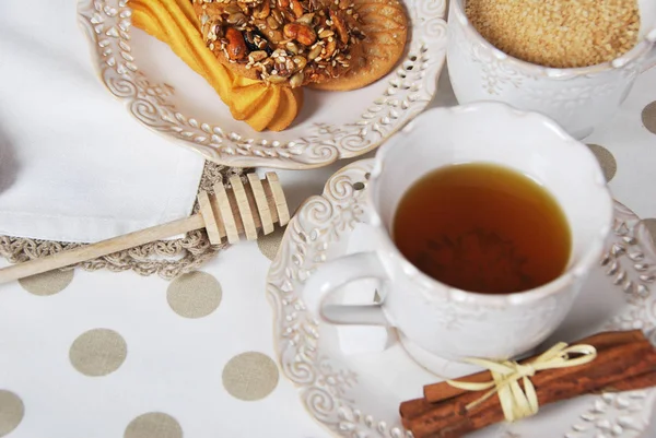 Pães frescos saborosos com chá de vovó em uma xícara retro — Fotografia de Stock