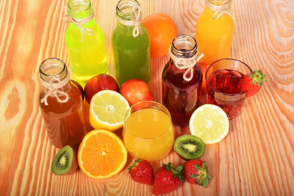 Красочные фруктовые соки в стеклянных бутылках для здорового завтрака — стоковое фото
