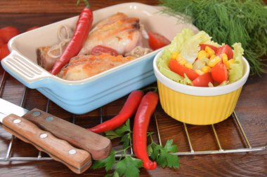 Peperoni domates ile renkli bir tabağa ızgara tavuk