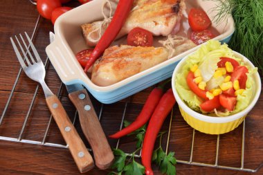 Peperoni domates ile renkli bir tabağa ızgara tavuk