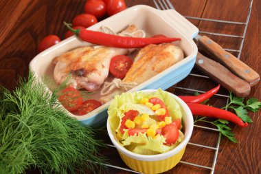 Peperoni domates ile renkli bir tabağa ızgara tavuk