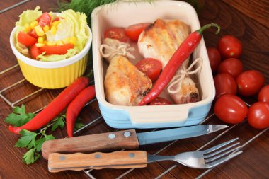 Peperoni domates ile renkli bir tabağa ızgara tavuk