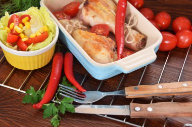 Peperoni domates ile renkli bir tabağa ızgara tavuk