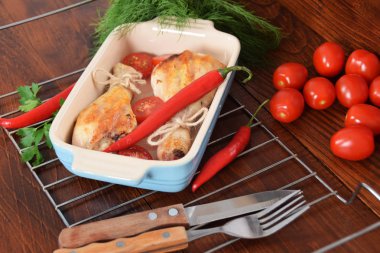 Peperoni domates ile renkli bir tabağa ızgara tavuk