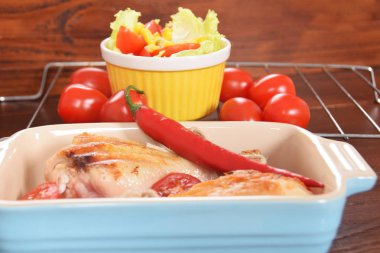 Peperoni domates ile renkli bir tabağa ızgara tavuk