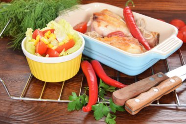 Peperoni domates ile renkli bir tabağa ızgara tavuk