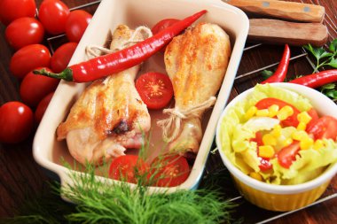 Peperoni domates ile renkli bir tabağa ızgara tavuk