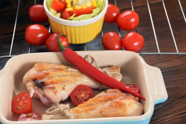 Peperoni domates ile renkli bir tabağa ızgara tavuk