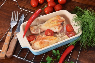 Peperoni domates ile renkli bir tabağa ızgara tavuk