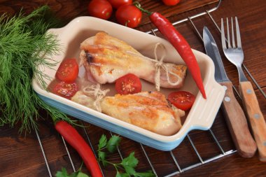 Peperoni domates ile renkli bir tabağa ızgara tavuk