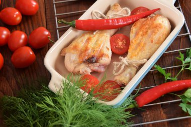 Peperoni domates ile renkli bir tabağa ızgara tavuk