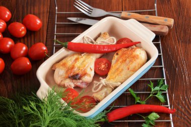 Peperoni domates ile renkli bir tabağa ızgara tavuk