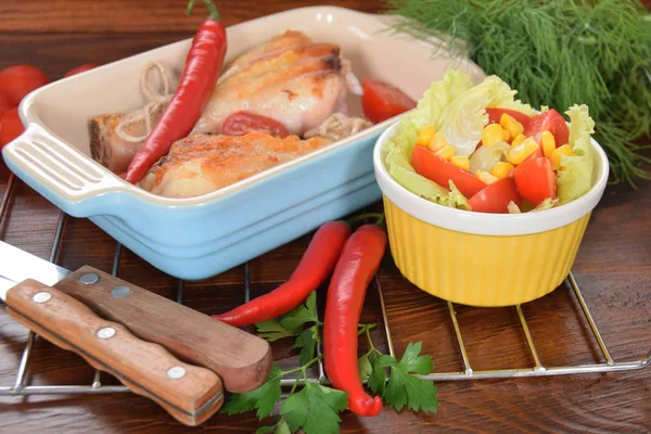 Peperoni domates ile renkli bir tabağa ızgara tavuk