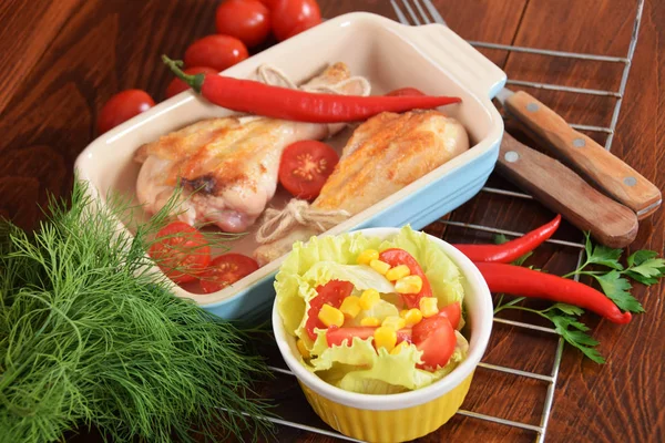 Peperoni domates ile renkli bir tabağa ızgara tavuk