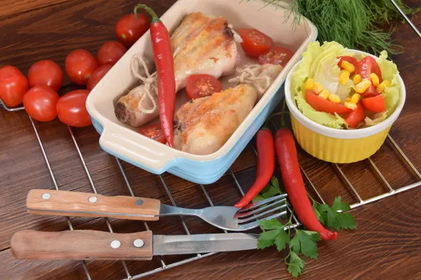 Peperoni domates ile renkli bir tabağa ızgara tavuk