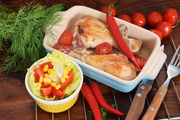 Peperoni domates ile renkli bir tabağa ızgara tavuk