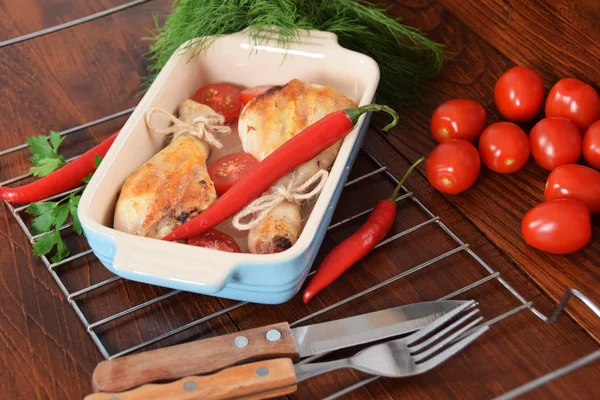 Peperoni domates ile renkli bir tabağa ızgara tavuk