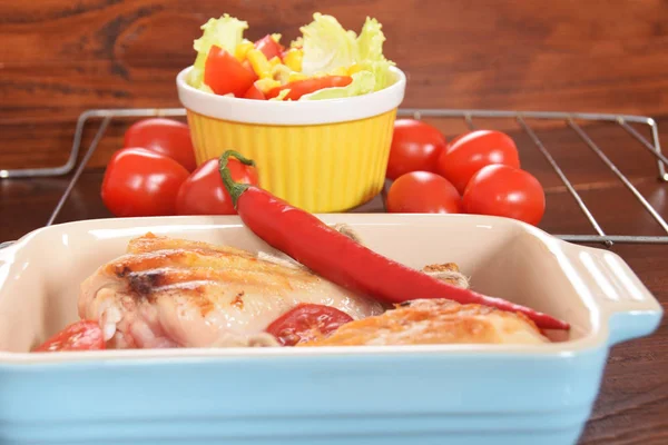 Peperoni domates ile renkli bir tabağa ızgara tavuk