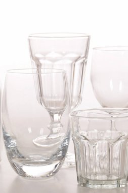 Boş kristal bardak ve gözlük ve bir şişe