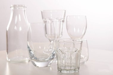 Boş kristal bardak ve gözlük ve bir şişe