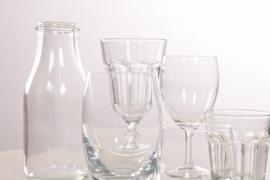 Boş kristal bardak ve gözlük ve bir şişe