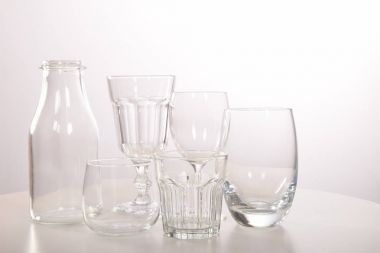 Boş kristal bardak ve gözlük ve bir şişe