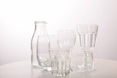 Boş kristal bardak ve gözlük ve bir şişe