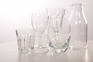 Boş kristal bardak ve gözlük ve bir şişe