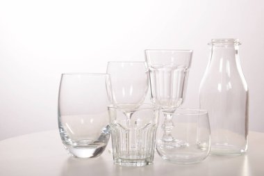 Boş kristal bardak ve gözlük ve bir şişe