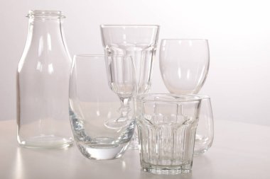 Boş kristal bardak ve gözlük ve bir şişe