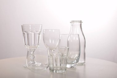 Boş kristal bardak ve gözlük ve bir şişe