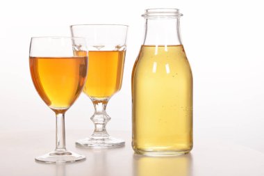 Susuzluğunu gidermek için taze meyve suyu