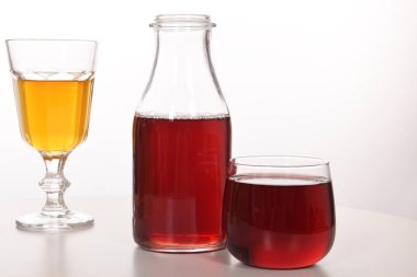 Susuzluğunu gidermek için taze meyve suyu