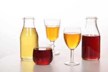 Susuzluğunu gidermek için taze meyve suyu