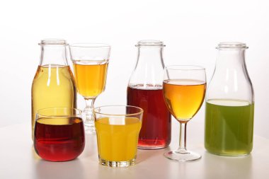 Susuzluğunu gidermek için taze meyve suyu