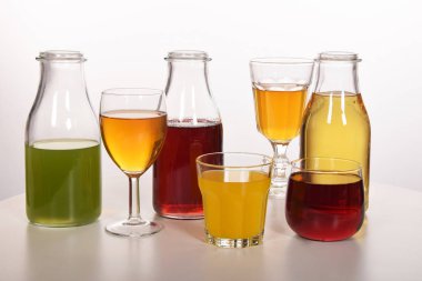 Susuzluğunu gidermek için taze meyve suyu