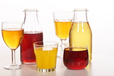 Susuzluğunu gidermek için taze meyve suyu