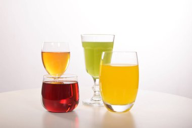 Susuzluğunu gidermek için taze meyve suyu