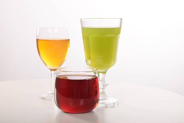 Susuzluğunu gidermek için taze meyve suyu