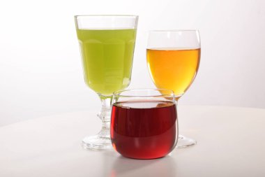 Susuzluğunu gidermek için taze meyve suyu