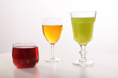 Susuzluğunu gidermek için taze meyve suyu